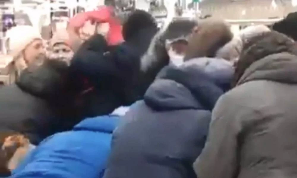 Πόλεμος στην Ουκρανία: «Ξύλο» στα Ρωσικά σούπερ μάρκετ για λίγη ζάχαρη